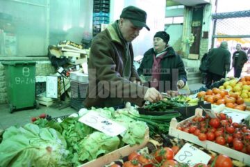 Ofertă slabă de verdețuri și prețuri piperate, în piețele sucevene