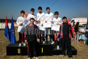 Campionii României la juniori III de la CN Nicu Gane Fălticeni alături de antrenorii Alin Findanis si Cătălin Coman