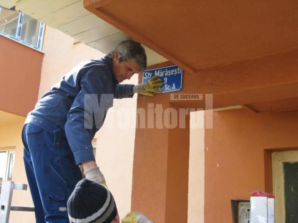 Plăcute indicatoare montate la intrarea în scările de bloc de pe Mărășești