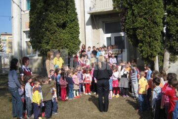 Simulare de incendiu, urmată de o evacuare rapidă a clădirii, la Grădinița „Licurici”