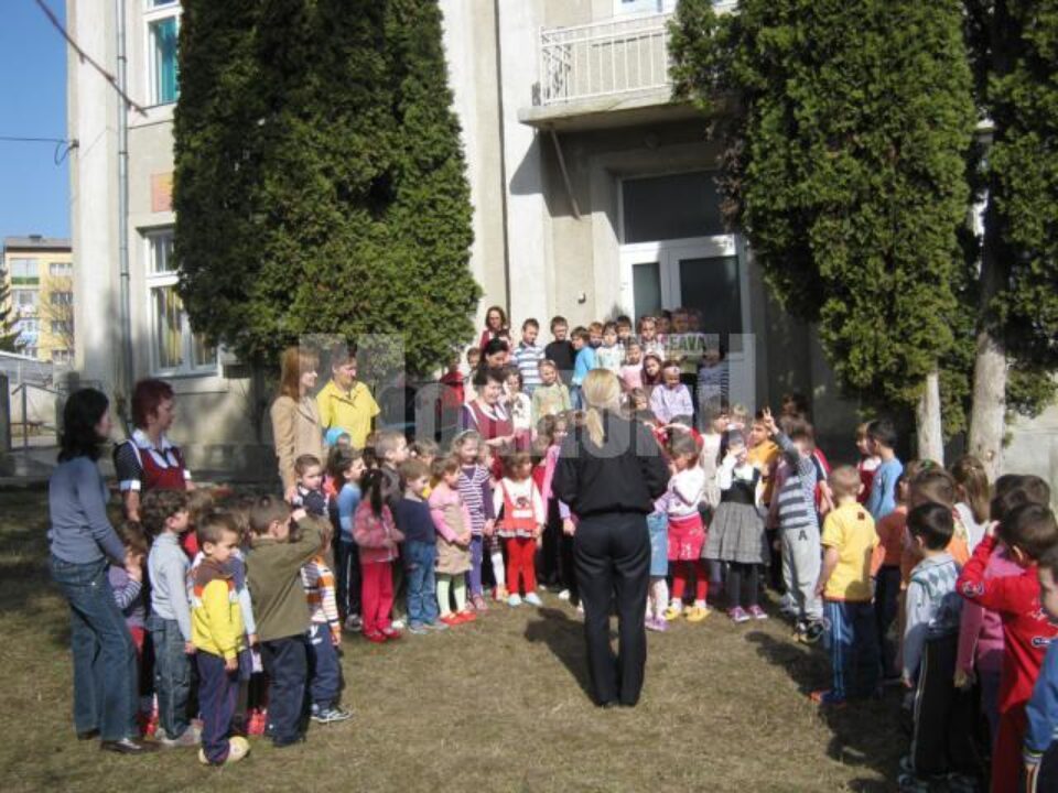 Simulare de incendiu, urmată de o evacuare rapidă a clădirii, la Grădinița „Licurici” Simulare de incendiu, urmată de o evacuare rapidă a clădirii, la Grădinița „Licurici”