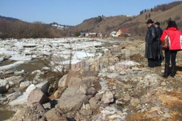 Intervenție pentru deblocarea aglomerației de gheață de pe pârâul Moldovița