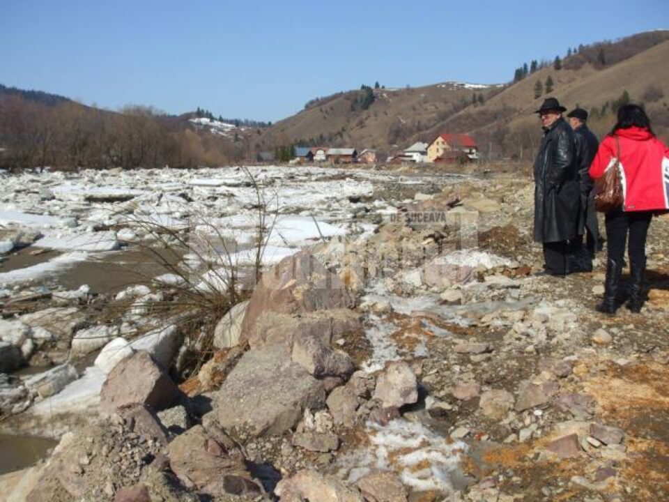 Intervenție pentru deblocarea aglomerației de gheață de pe pârâul Moldovița