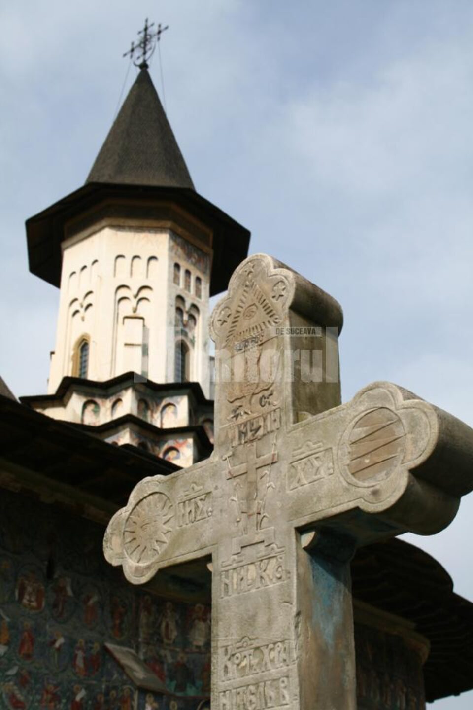 Mănăstirea Sucevița străjuiește la poalele munților ca o mărturie a credinței noastre strămoșești și a puterii de creație a poporului român