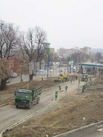 Lucrări de curățenie pe străzile cartierului de la intrarea în Suceava