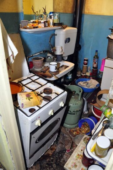 Distrugeri provocate de explozia produsă ieri în blocul de garsoniere. Foto: Iustin BUCULEI