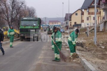 Lucrări de curățenie pe străzile cartierului de la intrarea în Suceava