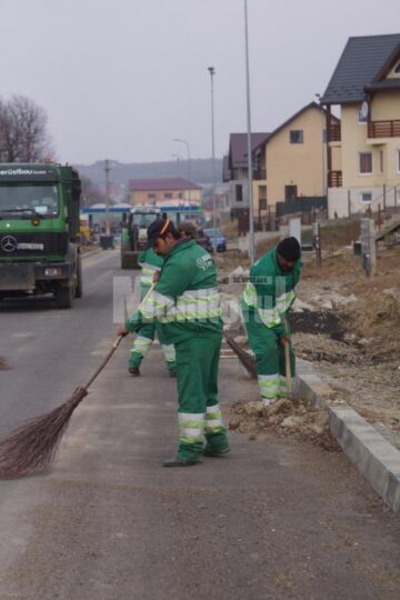 Lucrări de curățenie pe străzile cartierului de la intrarea în Suceava