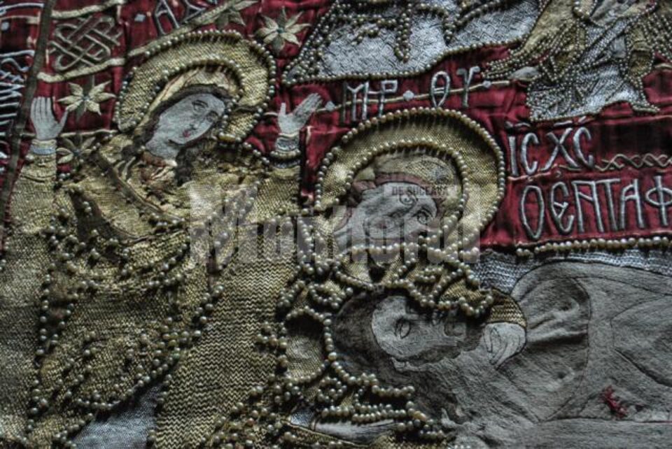 Detaliu din epitaful împodobit cu perle