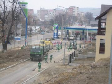 Lucrări de curățenie pe străzile cartierului de la intrarea în Suceava