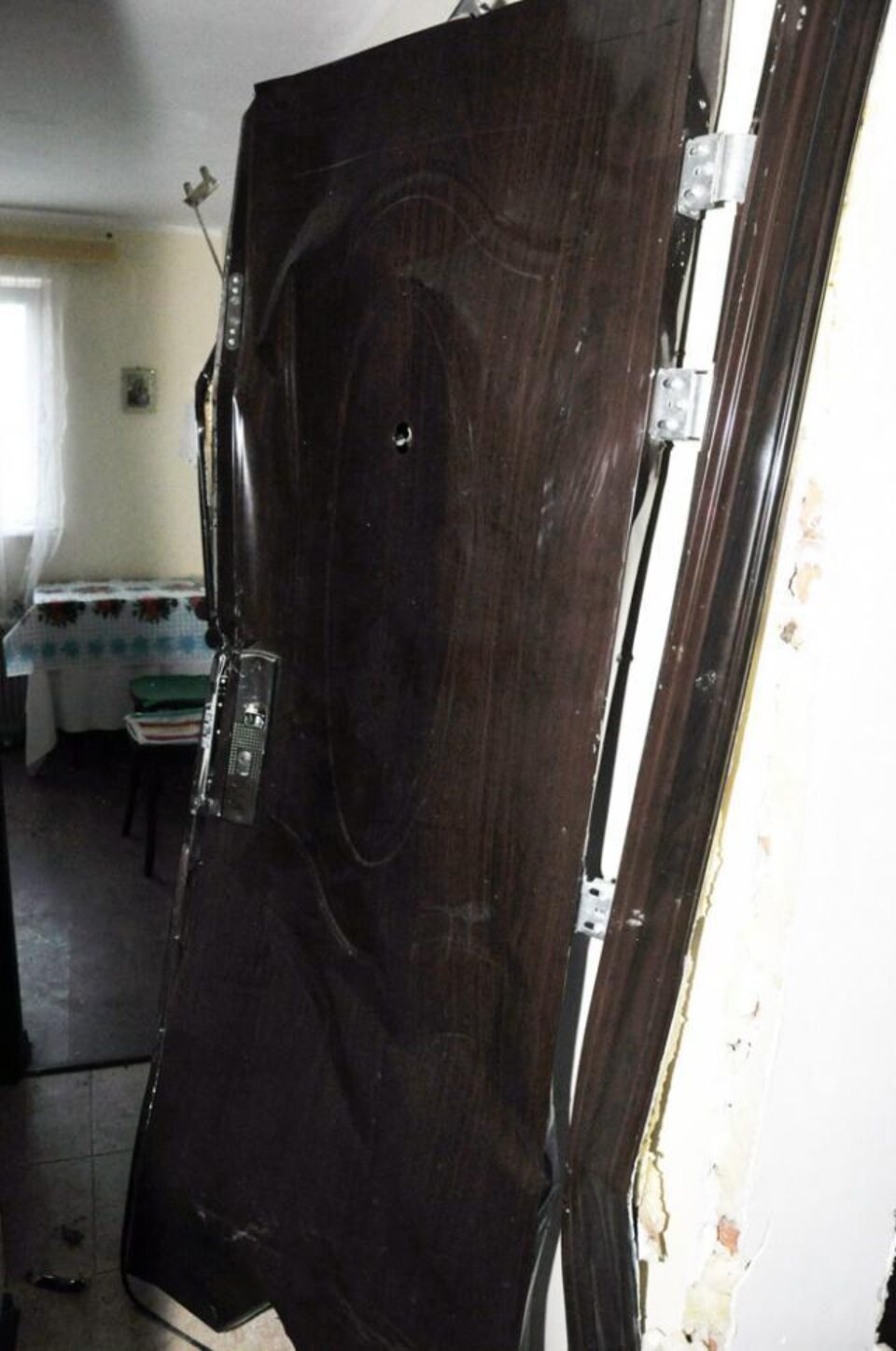 Distrugeri provocate de explozia produsă ieri în blocul de garsoniere. Foto: Iustin BUCULEI