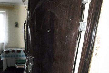 Distrugeri provocate de explozia produsă ieri în blocul de garsoniere. Foto: Iustin BUCULEI