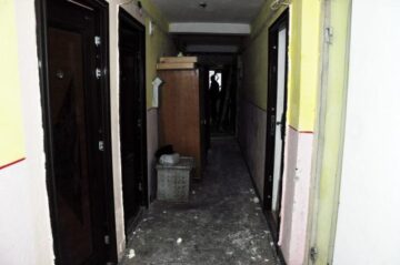 Distrugeri provocate de explozia produsă ieri în blocul de garsoniere. Foto: Iustin BUCULEI