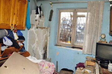 Distrugeri provocate de explozia produsă ieri în blocul de garsoniere. Foto: Iustin BUCULEI