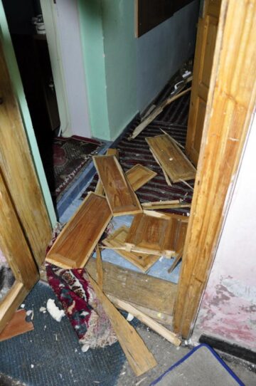 Distrugeri provocate de explozia produsă ieri în blocul de garsoniere. Foto: Iustin BUCULEI