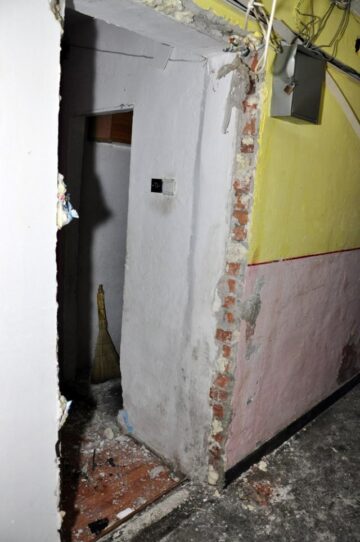 Distrugeri provocate de explozia produsă ieri în blocul de garsoniere. Foto: Iustin BUCULEI