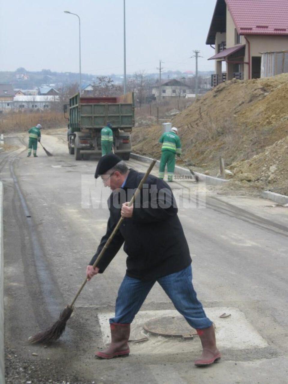 Primarul Sucevei, Ion Lungu, la campania de curățenie de pe Dealul Mănăstirii