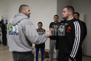 Ghiță Ignat, alias “Ursul Carpatin”, a măturat prin cușcă cu adversarul său