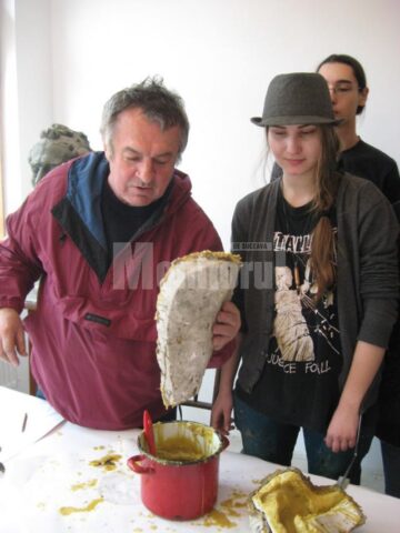 La “Centrul Artistic” din Mihoveni a început să se învețe „alfabetul sculpturii”