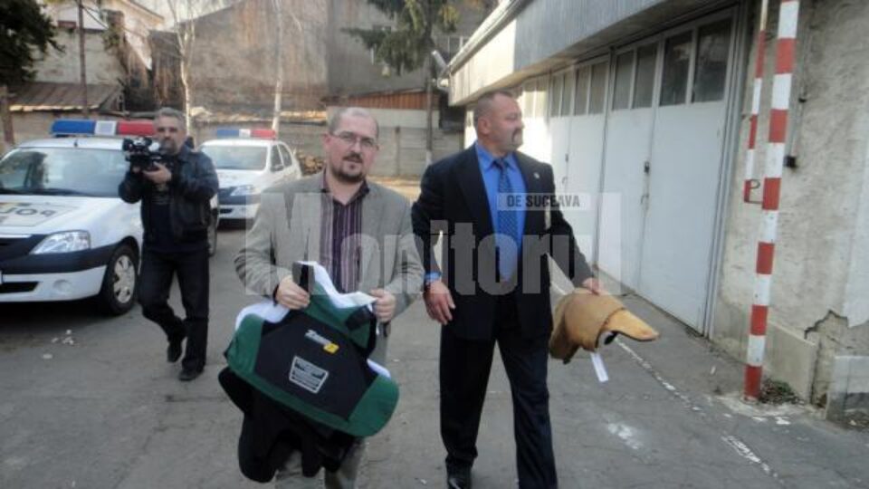 Americanii au donat polițiștilor rădăuțeni veste antiglonț și o mănușă pentru antrenamentul câinilor