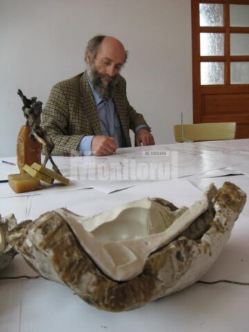 Mircea Dăneasa desenând
