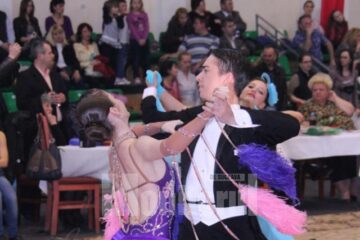 Grație și culoare în pași de dans