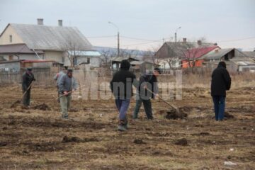 Locuitorii din Ițcani au dat o mână de ajutor la salubrizarea terenului