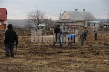 Locuitorii din Ițcani au dat o mână de ajutor la salubrizarea terenului