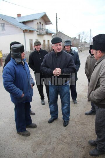 Primarul Sucevei la discuții cu locuitorii din Ițcani, veniți să dea o mână de ajutor