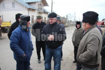 Primarul Sucevei la discuții cu locuitorii din Ițcani, veniți să dea o mână de ajutor