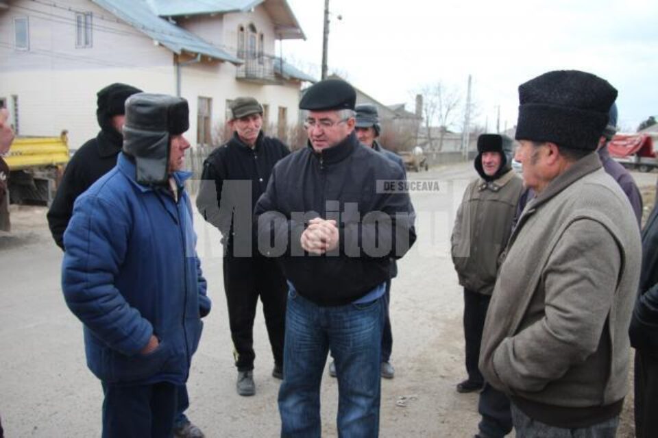 Primarul Sucevei la discuții cu locuitorii din Ițcani, veniți să dea o mână de ajutor