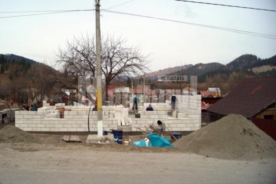 Primărie, biserică, oameni generoși, au început construirea casei