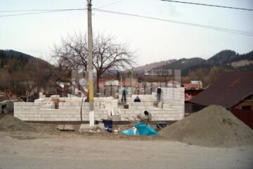 Primărie, biserică, oameni generoși, au început construirea casei