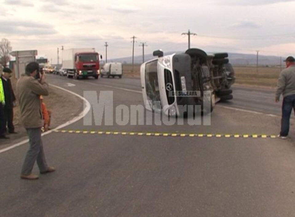 Microbuzul care venea de la Suceava s-a răsturnat, după ce s-a ciocnit cu un autoturism
