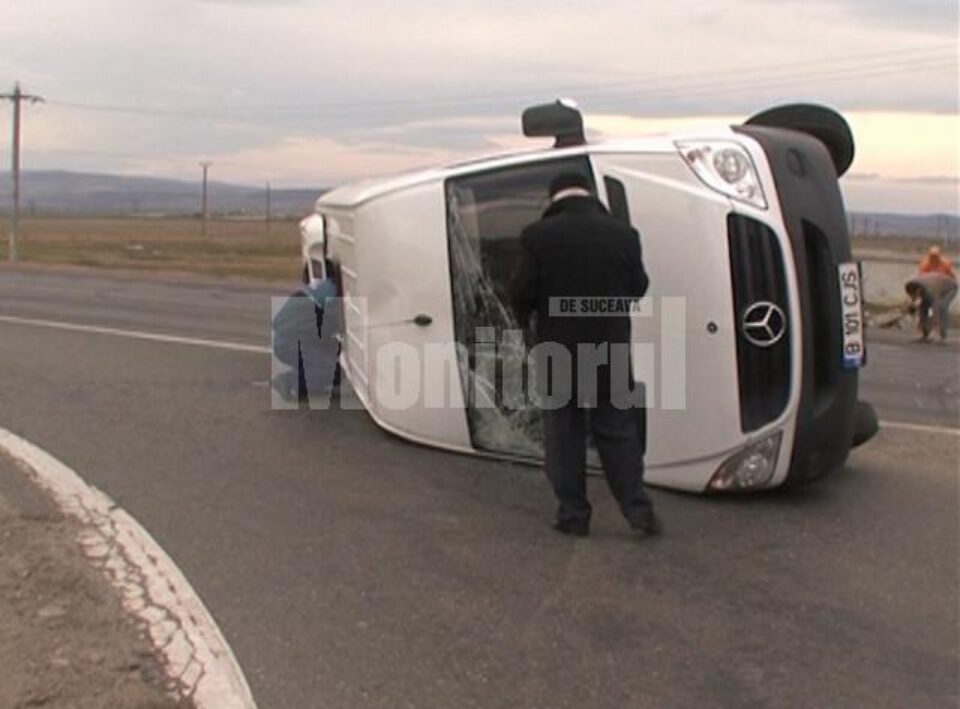 Microbuzul care venea de la Suceava s-a răsturnat, după ce s-a ciocnit cu un autoturism