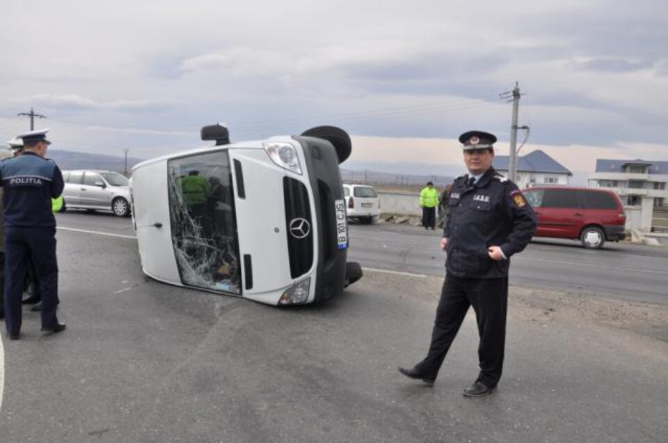 Microbuzul care venea de la Suceava s-a răsturnat, după ce s-a ciocnit cu un autoturism. Foto: OPINIA DE BUZAU