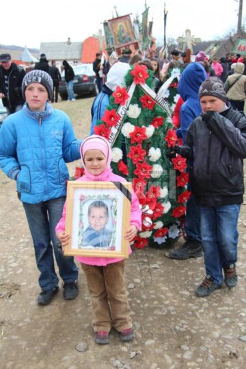 Ultimul drum al copilului sfâșiat de câini