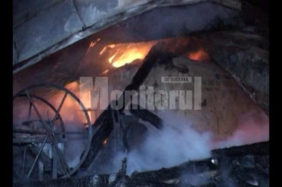 Un incendiu devastator a mistuit în mare parte o casă din comuna Stroiești
