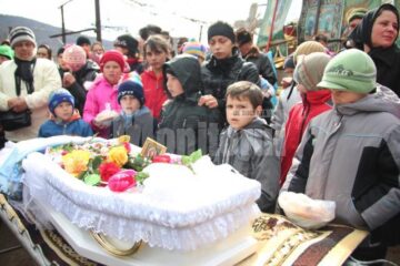 Copiii au înconjurat sicriul lui Sami