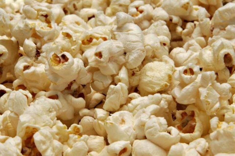 S-a descoperit că popcornul are o concentrație mare de antioxidanți pentru că are doar patru procente de apă, în timp ce fructele și legumele conțin 90 la sută apă S-a descoperit că popcornul are o concentrație mare de antioxidanți pentru că are doar patru procente de apă, în timp ce fructele și legumele conțin 90 la sută apă