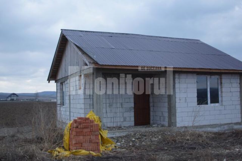 Casa care se construiește pentru Valeria Tudora, cu acoperișul ce a cedat deja la vânt