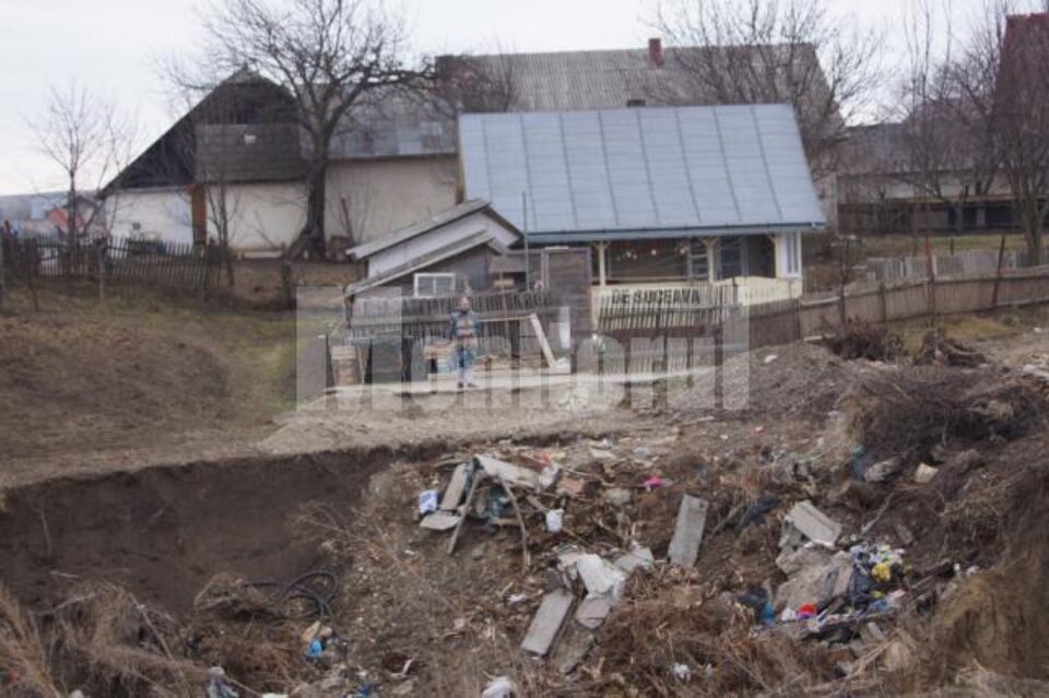 Imensa groapă rămasă după inundații