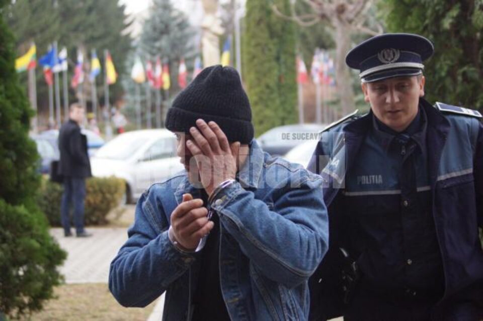 Ionel Mugurel Polonic încercând să își ascundă fața la intrarea în clădirea Parchetelor