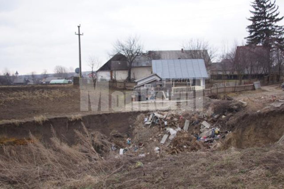 Imensa groapă rămasă după inundații