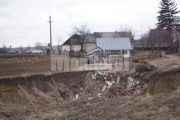 Imensa groapă rămasă după inundații