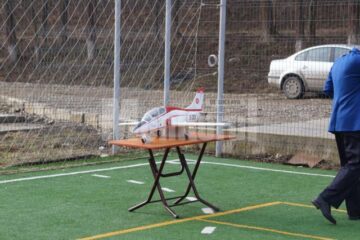 Macheta de avion realizată din carton