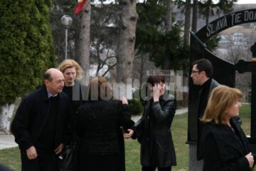 Aurora Andrușcă, soacra președintelui Traian Băsescu, a fost adusă la amiază la biserica din Burdujeni sat