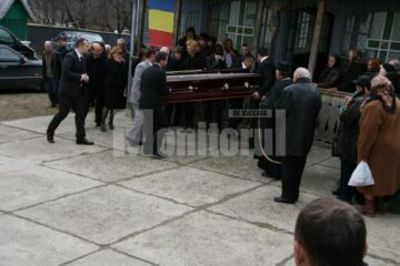 Aurora Andrușcă, soacra președintelui Traian Băsescu, a fost adusă la amiază la biserica din Burdujeni sat