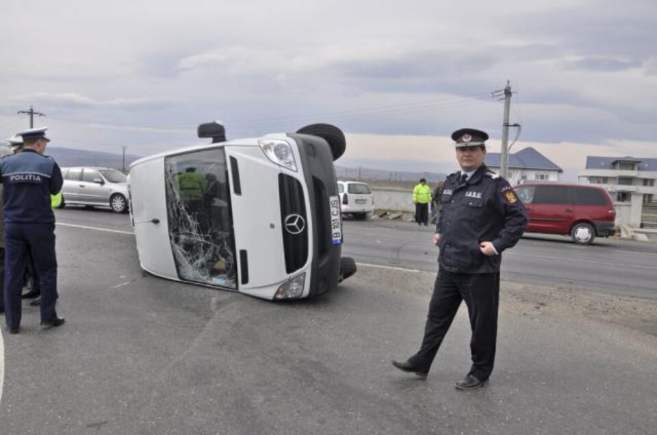 Microbuzul implicat în accident FOTO: OPINIA DE BUZAU