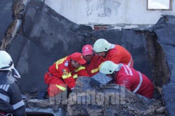Grupa operativă a ISU  Suceava și Detașamentul de Pompieri Suceava au lucrat mai bine de o oră pentru a degaja persoana surprinsă sub elemente de beton prefabricat